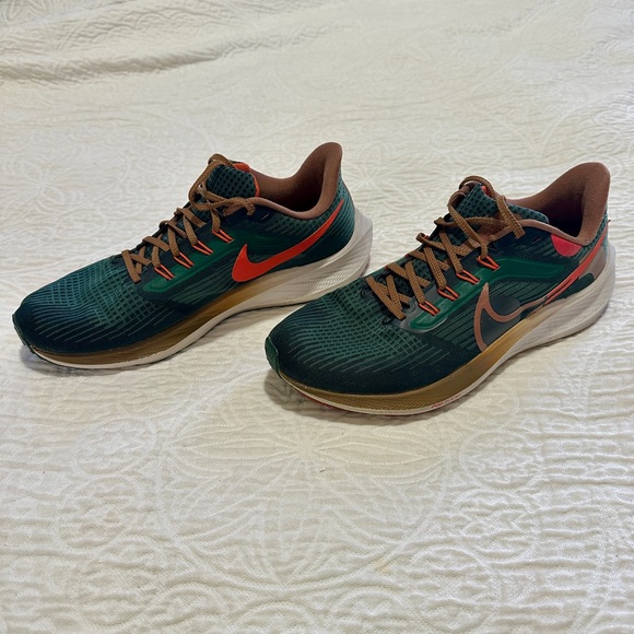 Nike Air Zoom Pegasus 39 running shoe, green and red, "Hola Lou" edition Size 9 - Picture 1 of 5